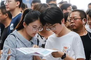 再添一冠！莫德里奇社媒晒亲吻奖杯照片，配文：西超杯冠军！